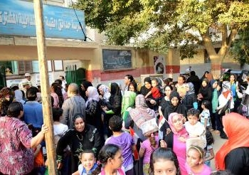 بالصور والفيديو.. احتفالات نسائية أمام لجان السيدات بالزغاريد والرقص