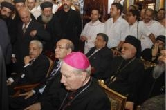 وسط 3 آلاف قبطي: البابا شنودة يرأس صلاة الجنازة في حضور 37 مطرانا وأسقفا