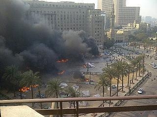 الجيش يخلي ميدان التحرير بالقوة ويحرق خيام المتظاهرين ويمنعهم من اقتحام مجلس الشعب
