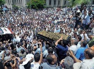 منصور يهدد بالاستقالة وجمعة يحضر جنازة شهيد الأزهر