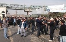 المئات من العاملين بالمحاجر “بعد الثورة ” يفترشون قضبان السكة الحديد ب
