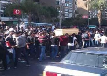 مسيرة مشيعين تتقدم نحو وزارة الدفاع