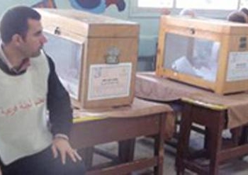اصطف العشرات من المواطنين أمام مقار
اللجان الانتخابية