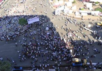 يدى ميدان التحرير هاويا من االأعداد الضخمة والحشود الكبيرة مقارنة