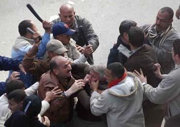 منذ قليل حدث صدام مع بعض شباب الثورة وشباب الإخوان الموجودين تحت