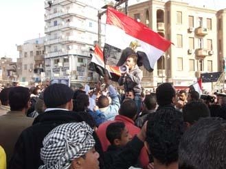 مشهد الثوار فى ميدان الاربعين بالسويس يذكرنا بإشتعال المظاهرات