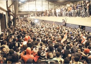 وسط أجواء من الحزن العميق الذي حل بالمصريين علي ضحايا الكارثة