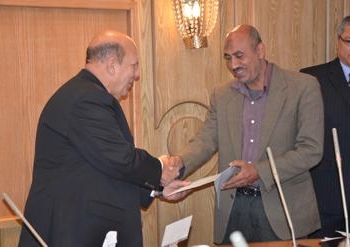 كرم اللواء عادل لبيب محافظ قنا &nbsp;أسرة الشهيد ” أبو المعاني فرغلى