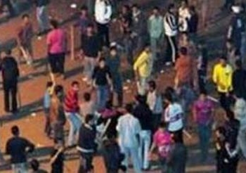 اشتبك الأهالى وبعض قوات الشرطة أثر قيام الشرطة بتنفيذ قرار الإزالة