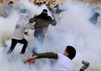 أطلقت قوات الشرطة اليوم قنابل الغاز المسيلة للدموع أمام ديوان محافظة