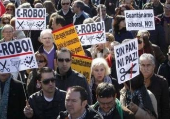 تظاهر مئات الآلاف في إسبانيا امس الأحد احتجاجا على إصلاحات في سوق