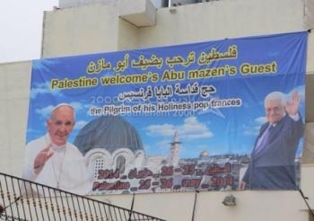 يافطة ترحيب ببابا الفاتيكان تثير جدلاً في فلسطين