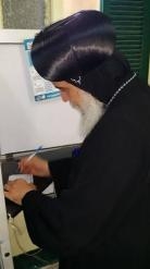 أسقف بني سويف يدلي بصوته في الانتخابات الرئاسية