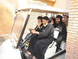 برغم نصيحة الأطباء لقداسة البابا شنودة الثالث بالراحة و