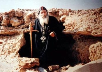 مطران حنا : شعور البابا شنوده بهموم الأقباط كان وراء عزله