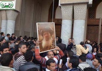 دموع فى وداع البابا