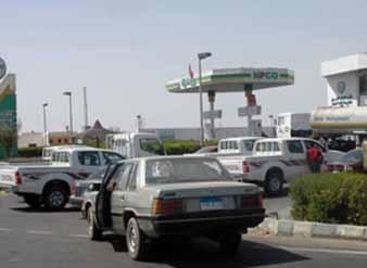 استمرار أزمة البنزين والسولار فى السويس  وشلل مرورى امام محطات التمويل