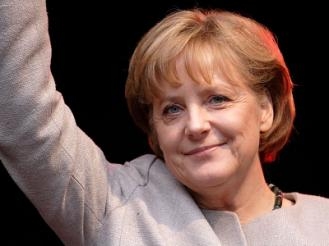 أنجيلا ميركل: من الخطأ ترك اليونان تخرج من منطقة اليورو