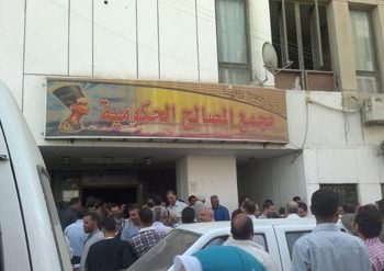 موظفو إسكان المنيا يواصلون تظاهرهم لليوم الثالث
