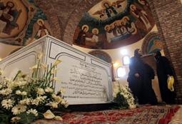 بعد سنوات من غلقه : ابو مقار يفتح أبوابه للزائرين ..وحالات إغماء بدير