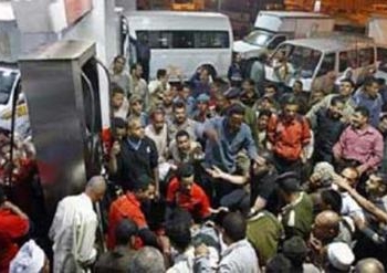 ازمة الوقود وصلت لحد سفك الدماء بالمنيا ….