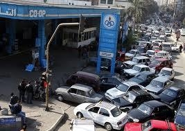 ضبط محاولات تهريب بنزين والشرطة تشرف على بيع الوقود فى بعض المحافظات