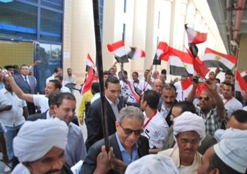 أسوان تستقبل عمرو موسي بزفة نوبي