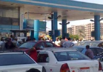 مائة من سائقين وأصحاب محاجر يقطعون الصحراوي الشرقي بالمنيا