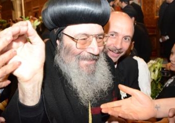 الأنبا بيشوى يصلى من أجل المجلس العسكري والجيش والحكومة