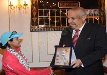 العداءة الماليزية سويبة بالمنيا تقديم شهادة تقدير من مهاتير محمد