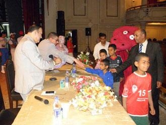 ملابس ولعب أطفال ومبالغ نقدية ووجبات غذائية للأيتام من جامعة بنى سويف