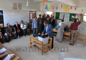 عمرو موسى يدلى بصوته بعد انتظاره 100 دقيقة بالقاهرة الجديدة