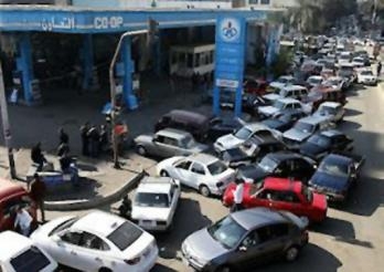 طوابير السولار تخطف الأضواء من طوابير الرئاسة