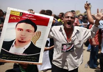 24 مصابا أمام أكاديمية الشرطة بعد صدور الحكم على مبارك وأعوانه