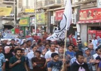 إسلاميون و6 أبريل والألتراس يشعلون النيران في صورة شفيق بالمنيا