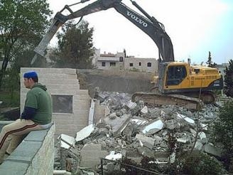 تسليم 52 أمر هدم لمنازل فلسطينية في جنوب الخليل