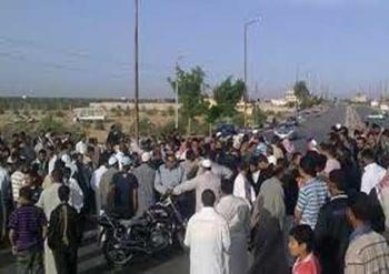 أهالي قرية بالمنيا يقطعون الصحراوي الشرقي للمطالبة بمطبات صناعية