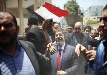 مرسي يفاجئ اهالي عين شمس بالزيارة