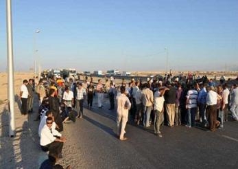 أهالى قرية أولاد سمك بقنا يقطعون الطريق والأمن يفتحه