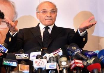المئات بمظاهرات المنصة يطالبون بفوز “شفيق”