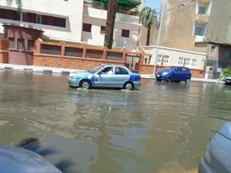 الصرف الصحى يغرق شوارع السويس بسبب انفجار خط محطة زرب