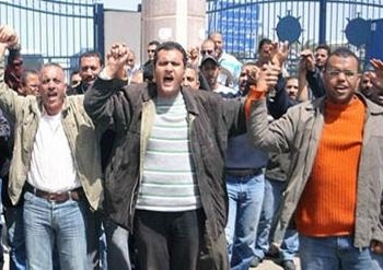 عمال الشركات الانشائية يغلقون أبواب محطة كهرباء العين السخنة بالسويس