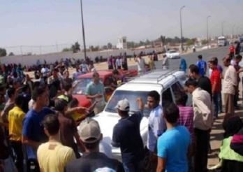لليوم الثاني علي التوالي أهالي قرية زهرة يقطعون الطريق الزراعي