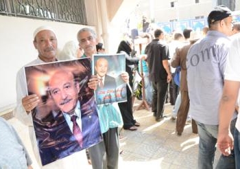 بالفيديو الآلاف يحتشدون فى جنازة الجنرال و الجثمان يتجه إلى مقابر