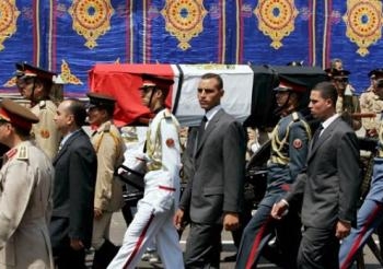محافظ المنيا يتقدم الاف المشيعين لجنازة شهيدى أحداث رفح