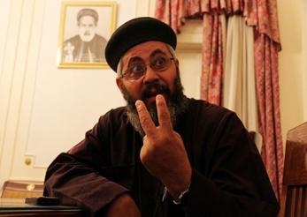 الأب تكلا 20 أسرة رجعت لدهشور حتى الآن