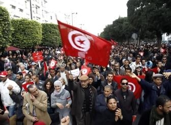 عنف وفوضى في بوزيد التونسية تطالب باستقالة حكومة “النهضة” الإخوانية