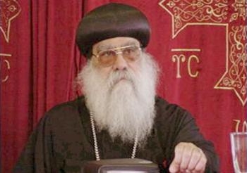 سفير باكستان يهدى الأنبا باخوميوس نسخة من كتاب “الكنائس فى باكستان”