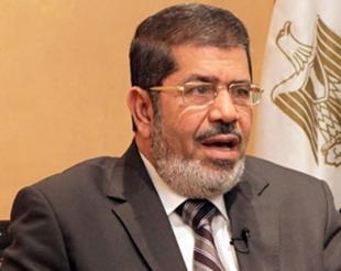توافد العشرات من الإخوان أمام مساجد بمدن المنيا لتأييد قرار مرسي