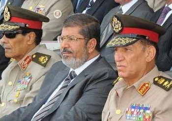“الجارديان”: قرار مرسي إحالة طنطاوي وعنان للتقاعد يحقق توازنًا